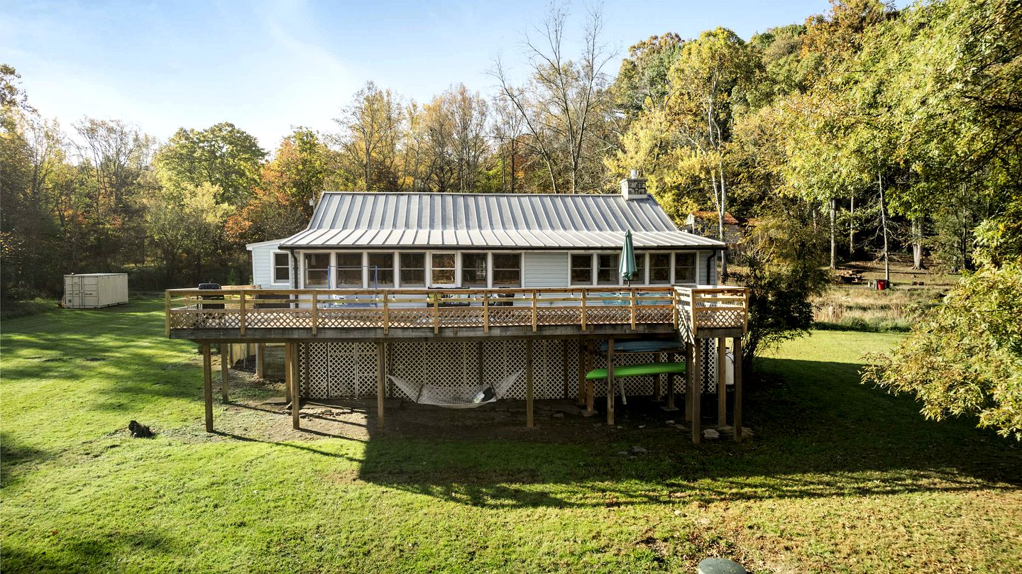 Creekfront Luminous Cottage Beautifully Design with Private Deck and Fire Pit in WV