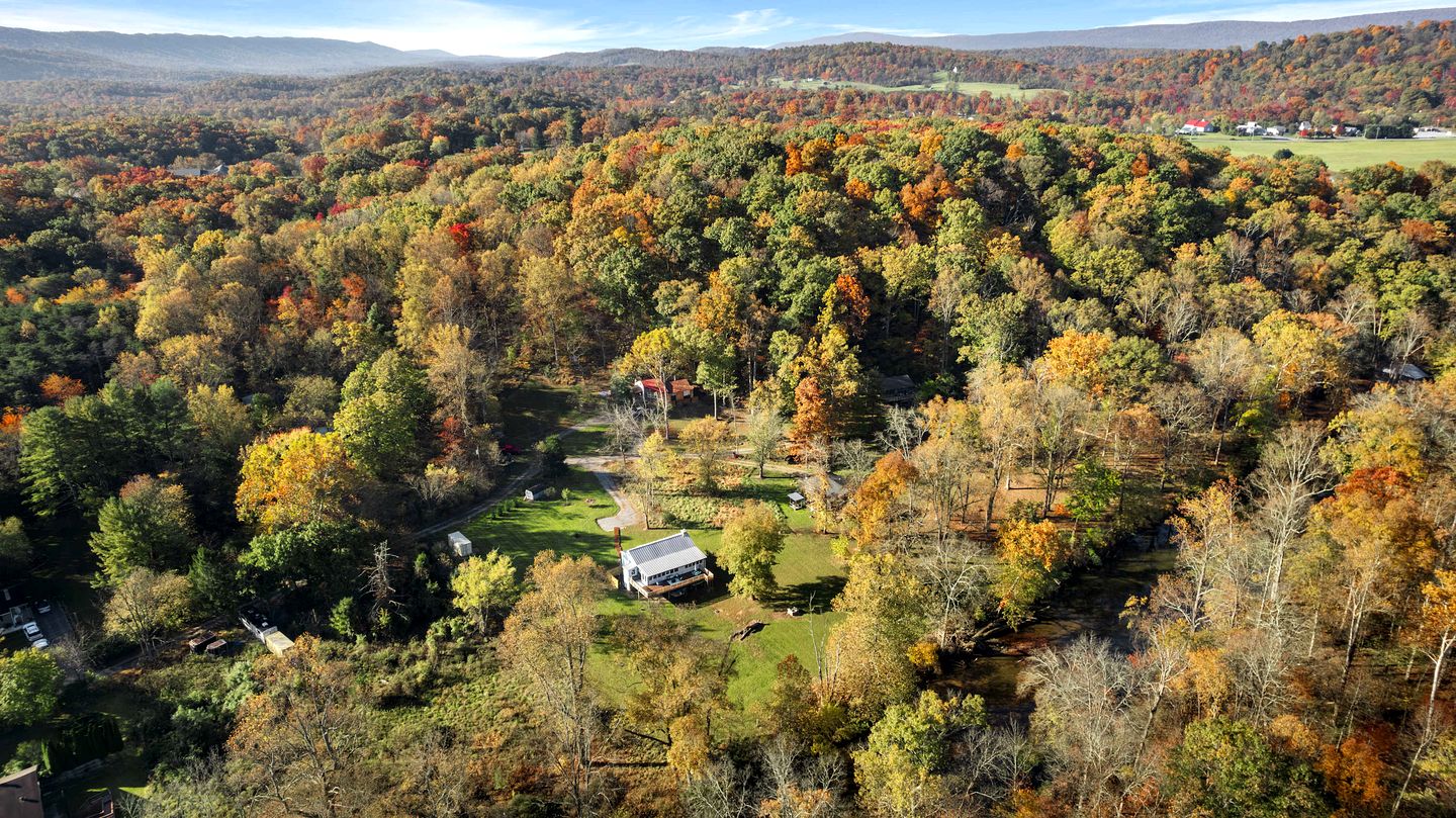 Creekfront Luminous Cottage Beautifully Design with Private Deck and Fire Pit in WV