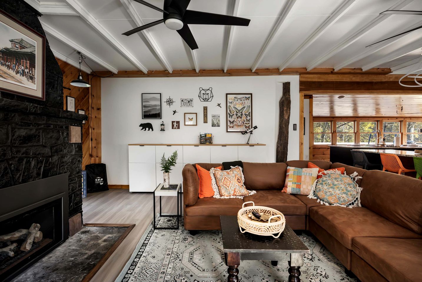 Creekfront Luminous Cottage Beautifully Design with Private Deck and Fire Pit in WV