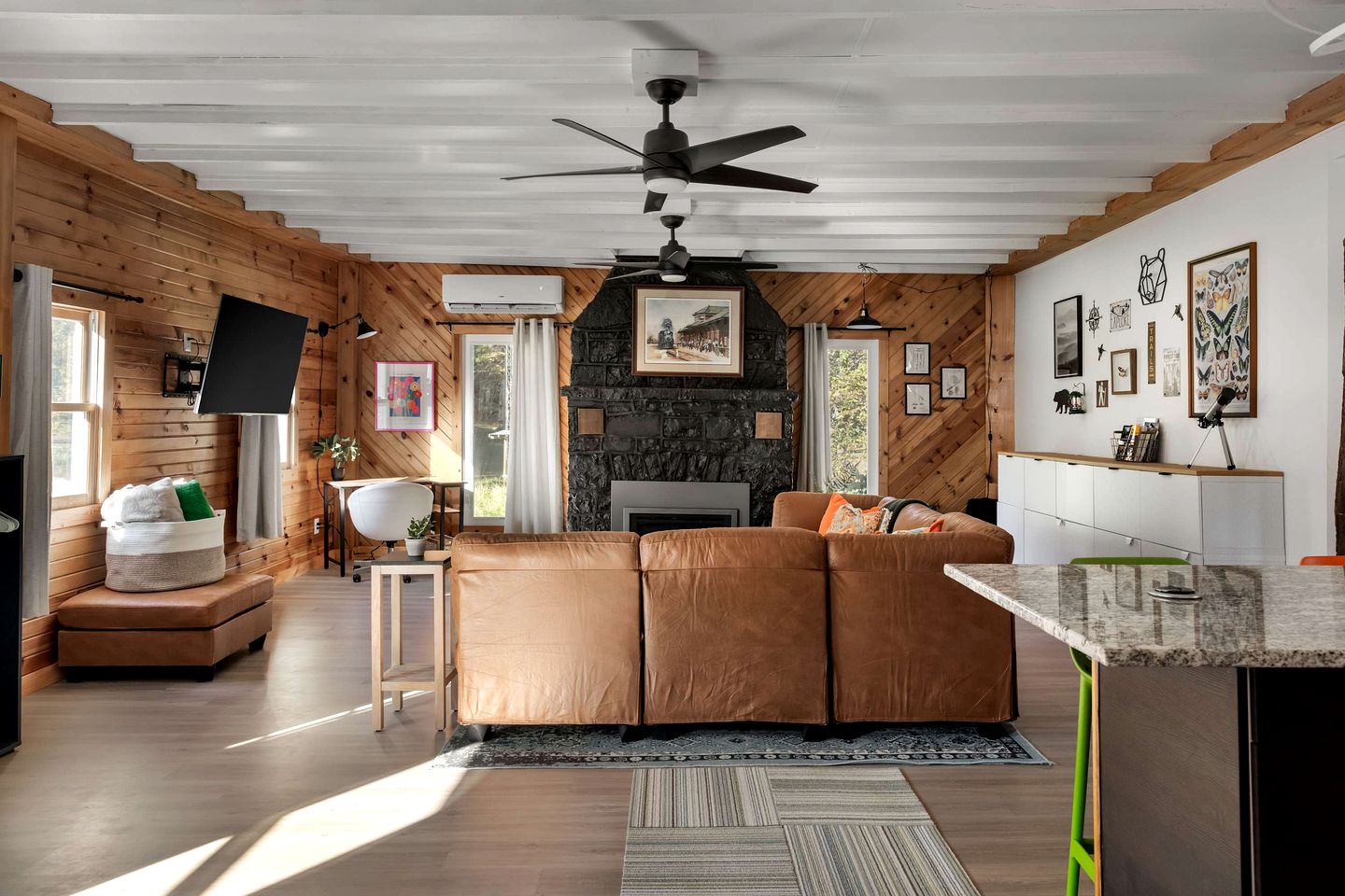 Creekfront Luminous Cottage Beautifully Design with Private Deck and Fire Pit in WV