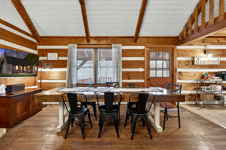 Cabins (United States of America, Maurertown, Virginia)