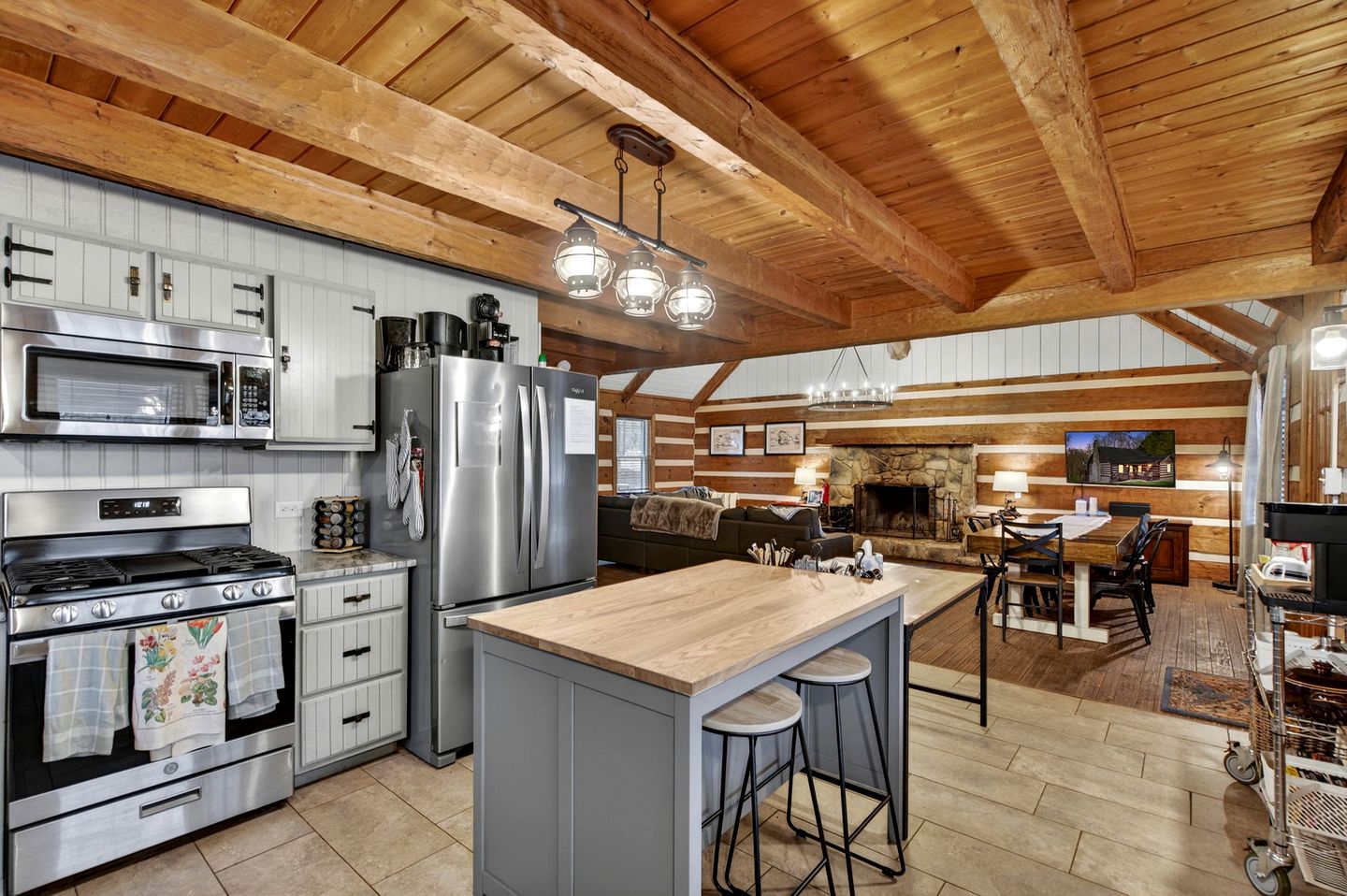 Spacious Riverfront Cabin with Hot Tub Near Shenandoah River, Maurertown, Virginia