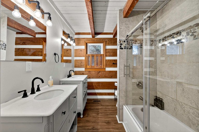 Cabins (United States of America, Maurertown, Virginia)