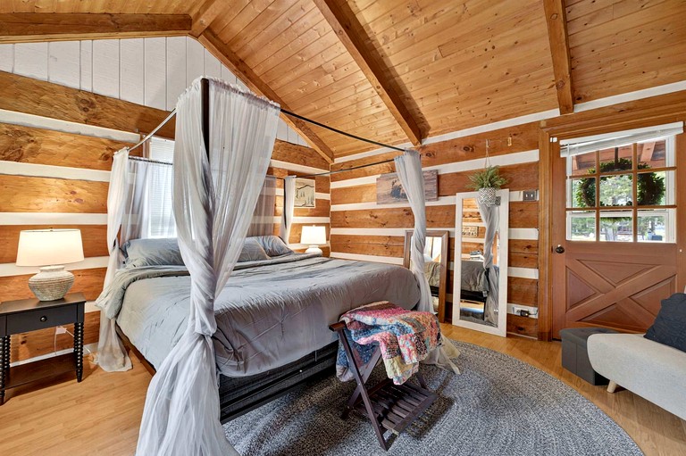 Cabins (United States of America, Maurertown, Virginia)