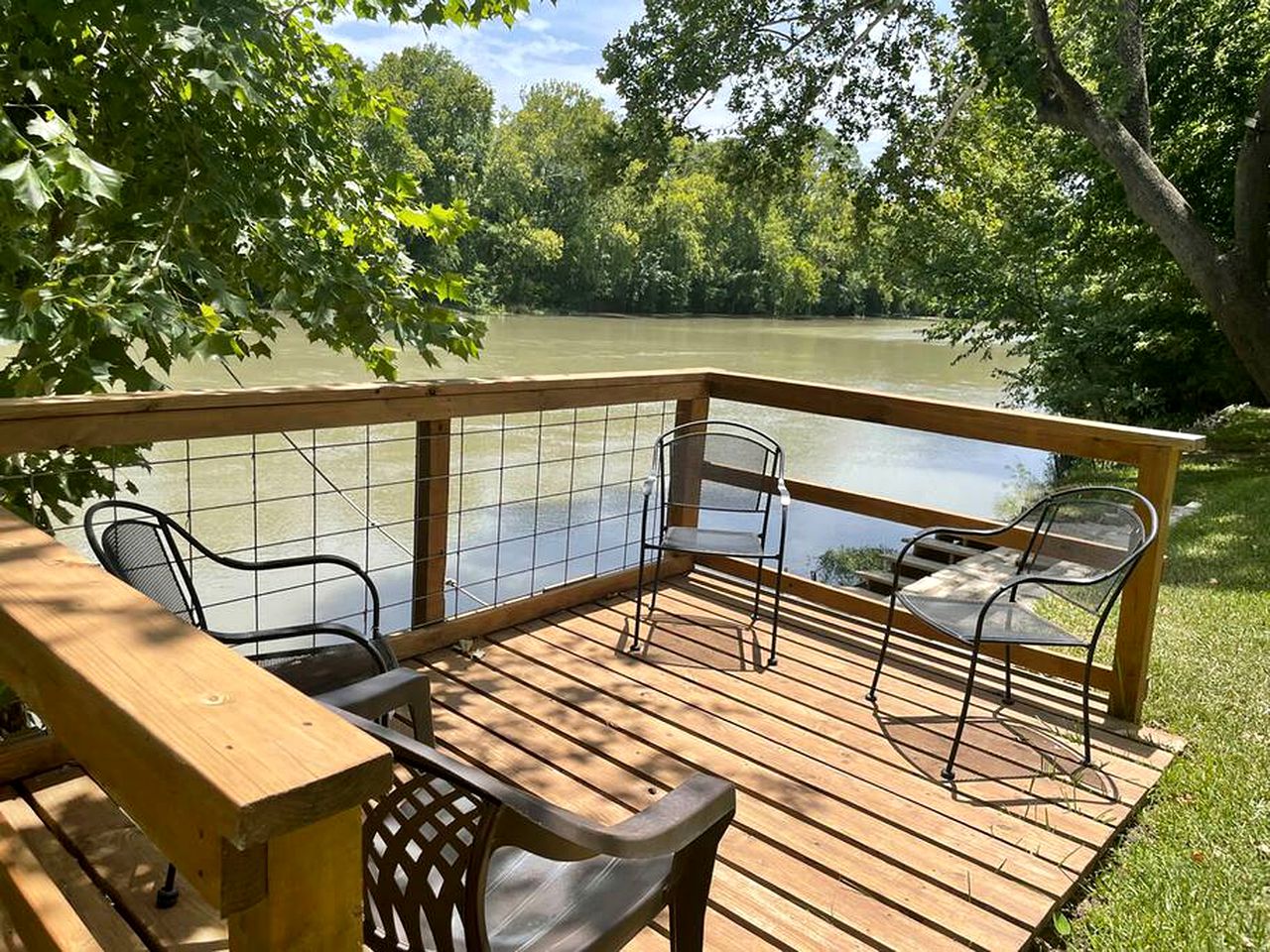 Riverside Cozy Haven: Pet-Friendly Cabin on the Colorado River, Bastrop, Texas