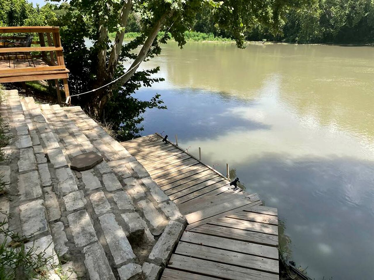 Riverside Cozy Haven: Pet-Friendly Cabin on the Colorado River, Bastrop, Texas