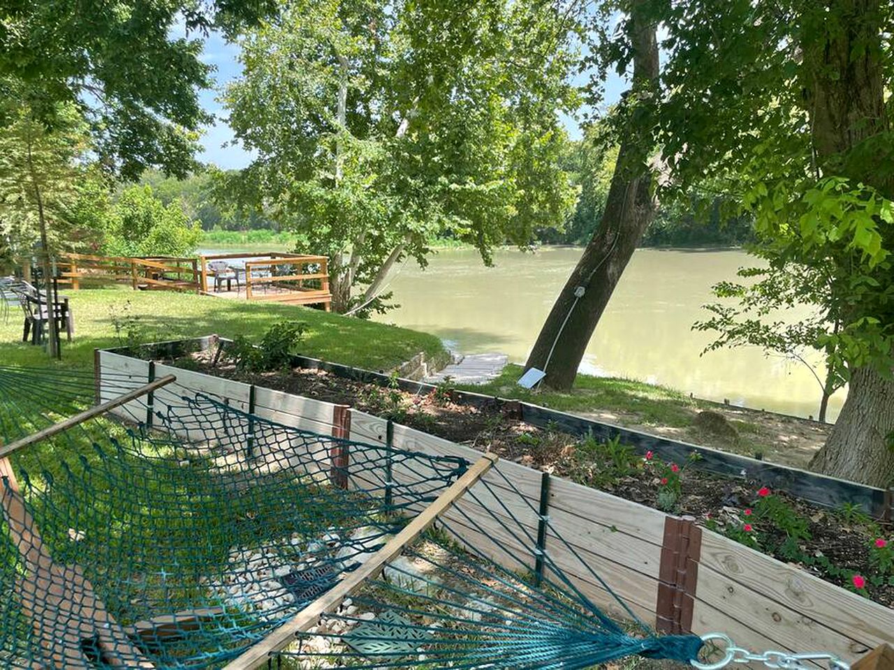 Riverside Cozy Haven: Pet-Friendly Cabin on the Colorado River, Bastrop, Texas