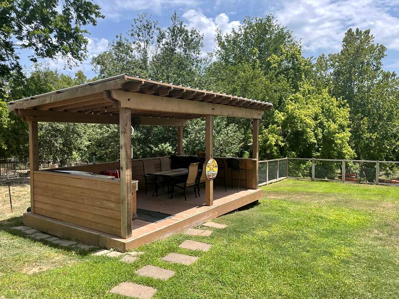 Riverside Cozy Haven: Pet-Friendly Cabin on the Colorado River, Bastrop, Texas