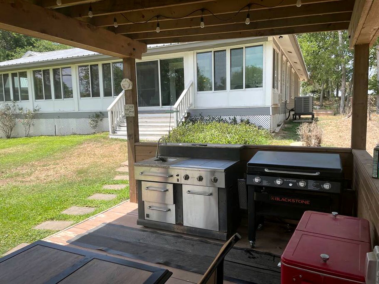 Riverside Cozy Haven: Pet-Friendly Cabin on the Colorado River, Bastrop, Texas