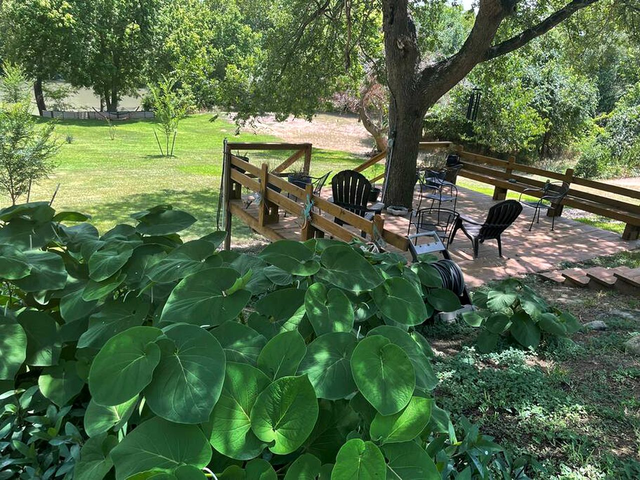 Riverside Cozy Haven: Pet-Friendly Cabin on the Colorado River, Bastrop, Texas