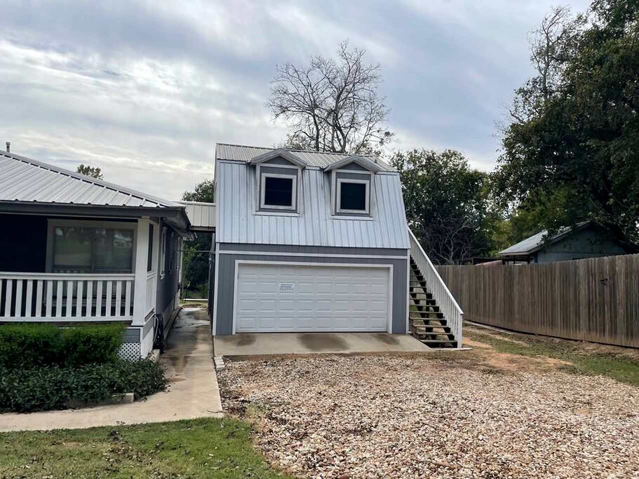 Riverside Cozy Haven: Pet-Friendly Cabin on the Colorado River, Bastrop, Texas