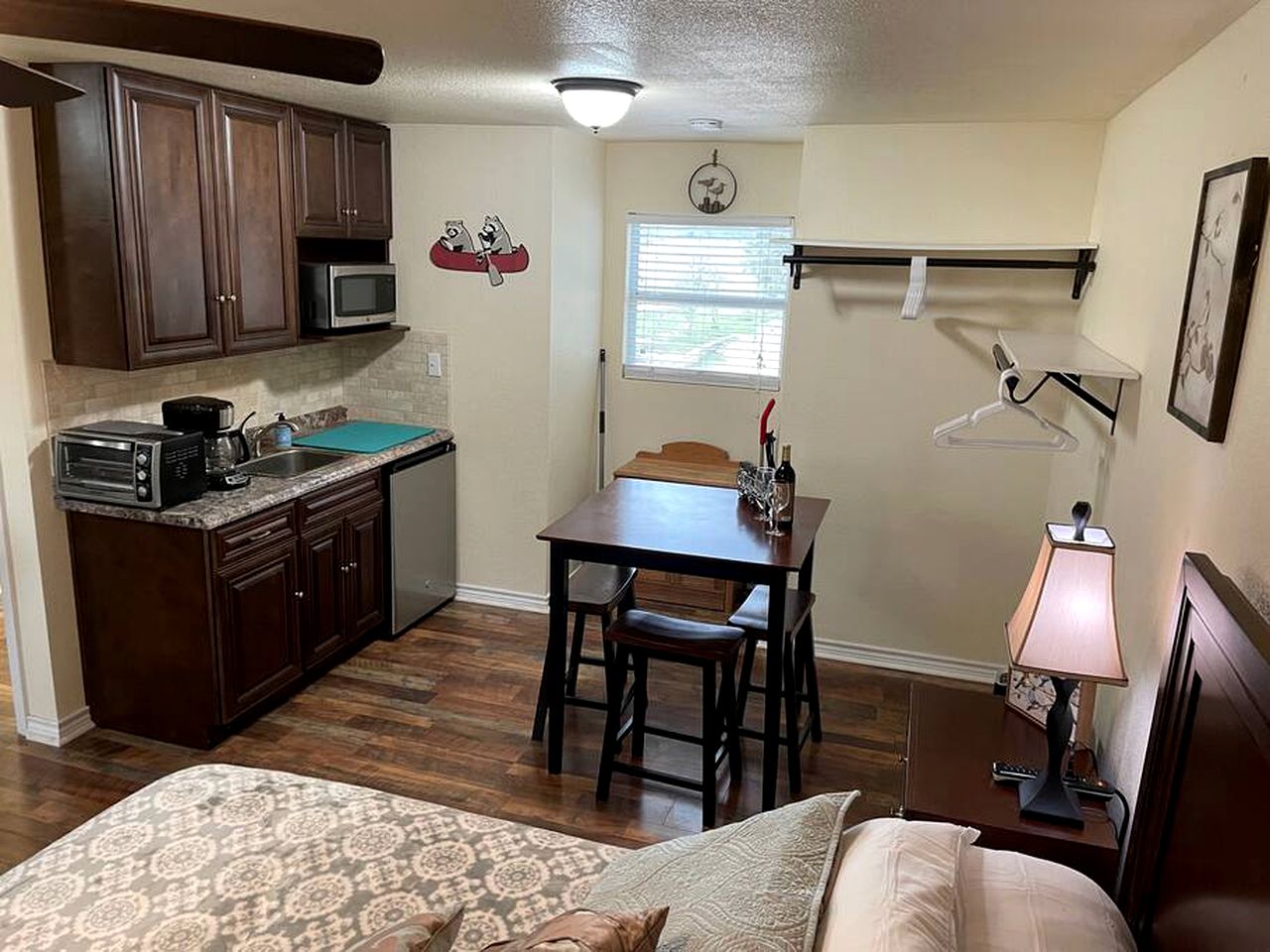 Riverside Cozy Haven: Pet-Friendly Cabin on the Colorado River, Bastrop, Texas