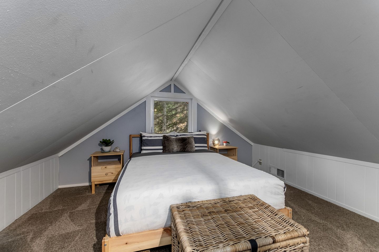 Pet-Friendly Cabin Wonderful for a Romantic Getaway in Leavenworth, Washington