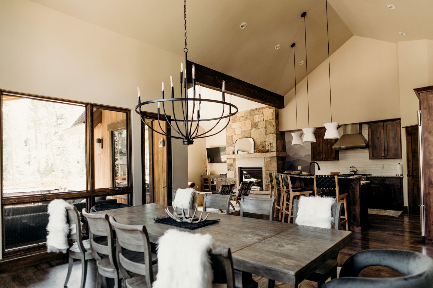 Spectacular Luxury Cabin with Jacuzzi and Breathtaking Design Spaces in Colorado