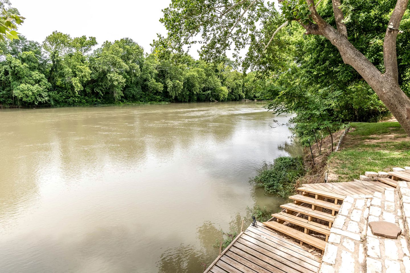 Pet-Friendly Cabin on the Banks of the Colorado River in Bastrop, TX