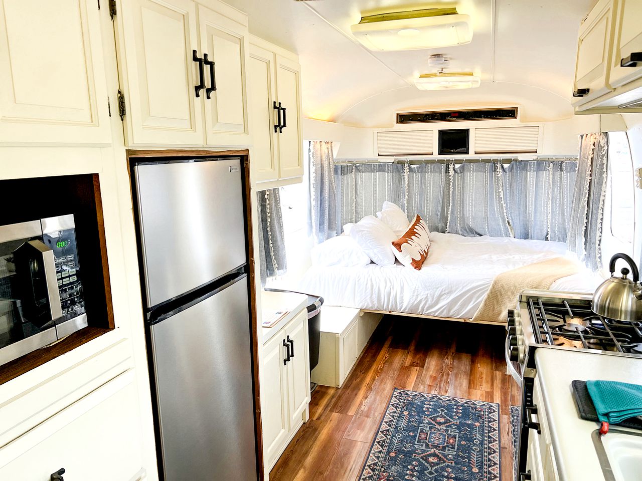 Riverside Airsteram Adventure in Colorado - Relaxation by the Water in Grand Junction