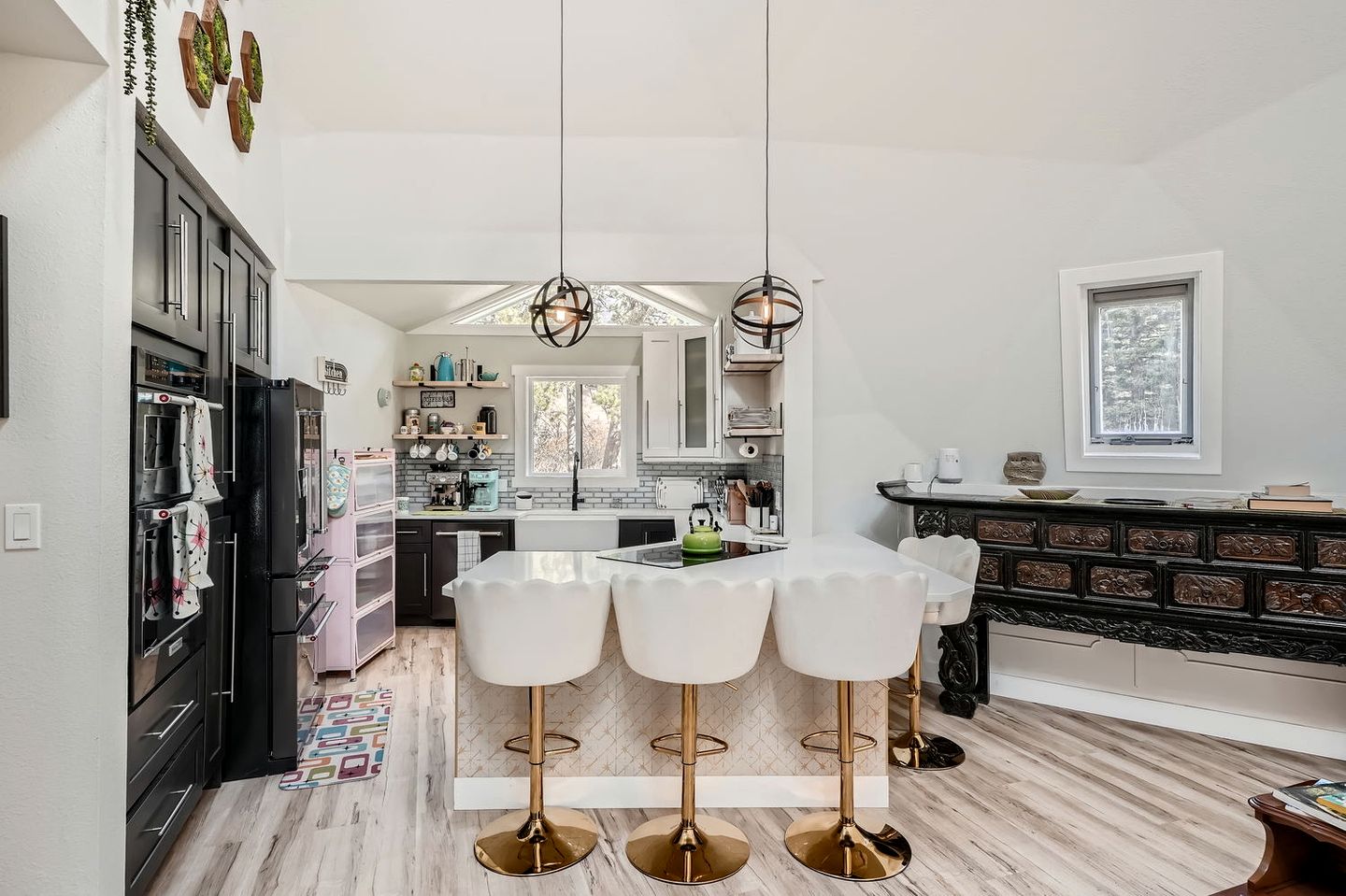 Riverside Mountain Dome with Luxurious Amenities in Bailey, Colorado