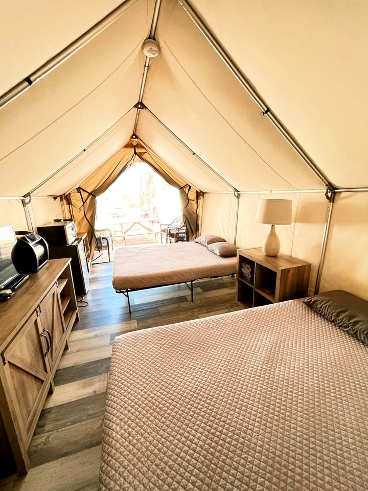 Riverside Glamping Getaway Perfect for a Family: Luxurious Safari Tent on the San Marcos River near Kingsbury, Texas