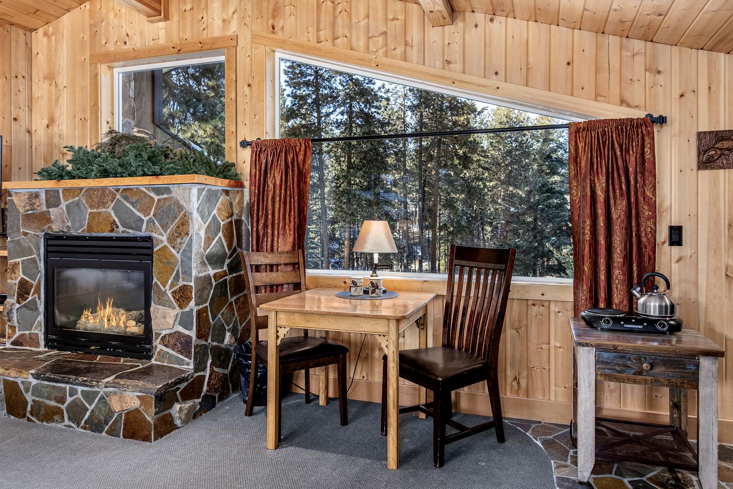 Riverfront Cabin with Modern Loft Interior in Leavenworth, Washington