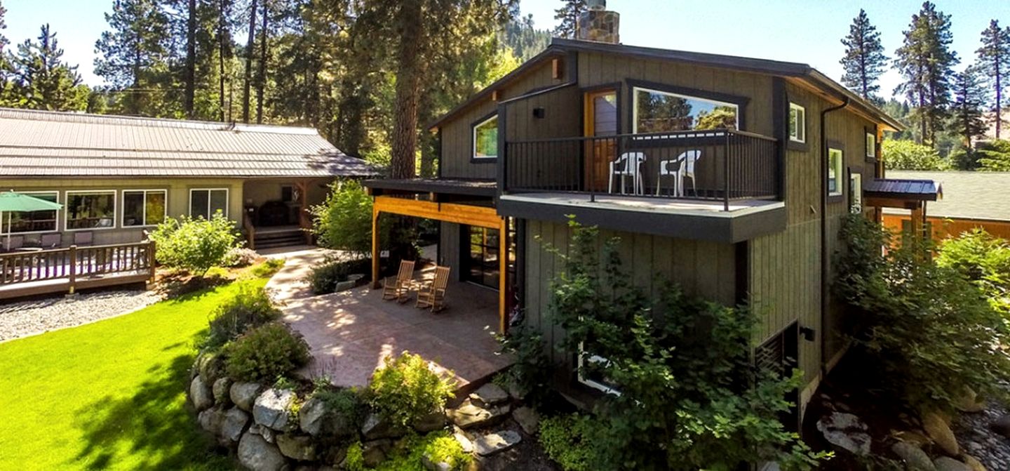 Riverfront Cabin with Modern Loft Interior in Leavenworth, Washington