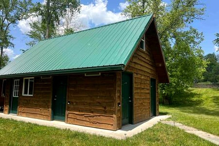 Cabins (United States of America, Belfast, Maine)