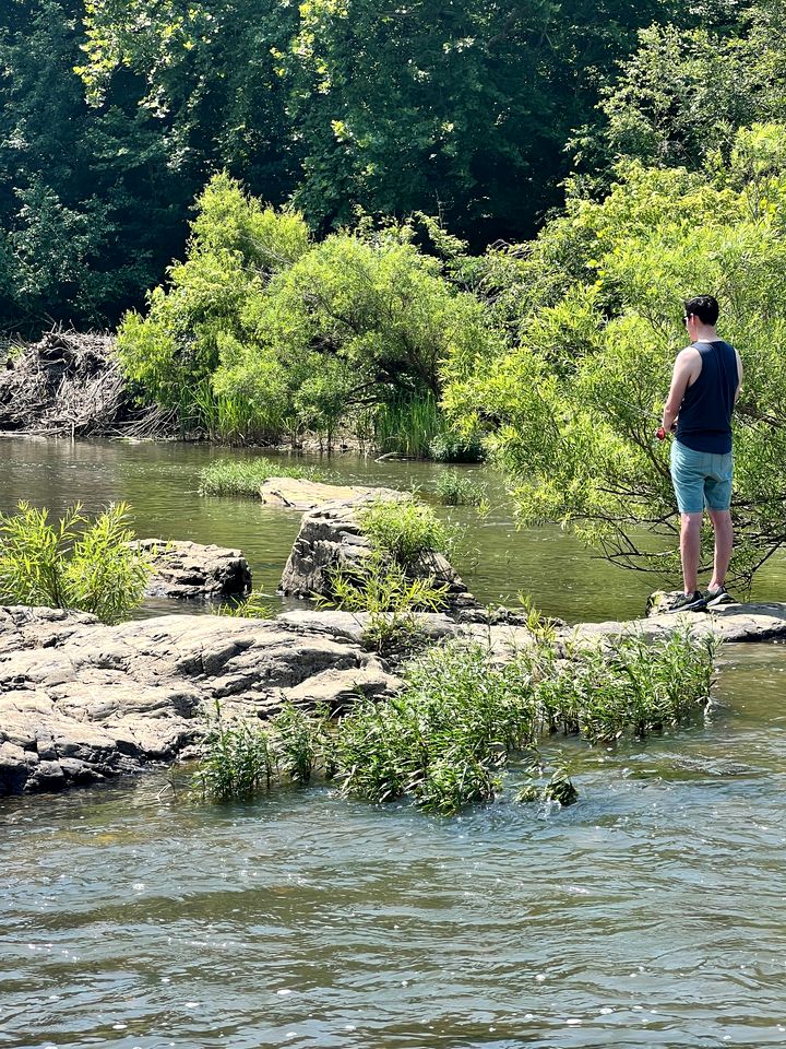 Riverside Pet Friendly Cabin with Hot Tub and Firepit on Glover River, Broken Bow, OK