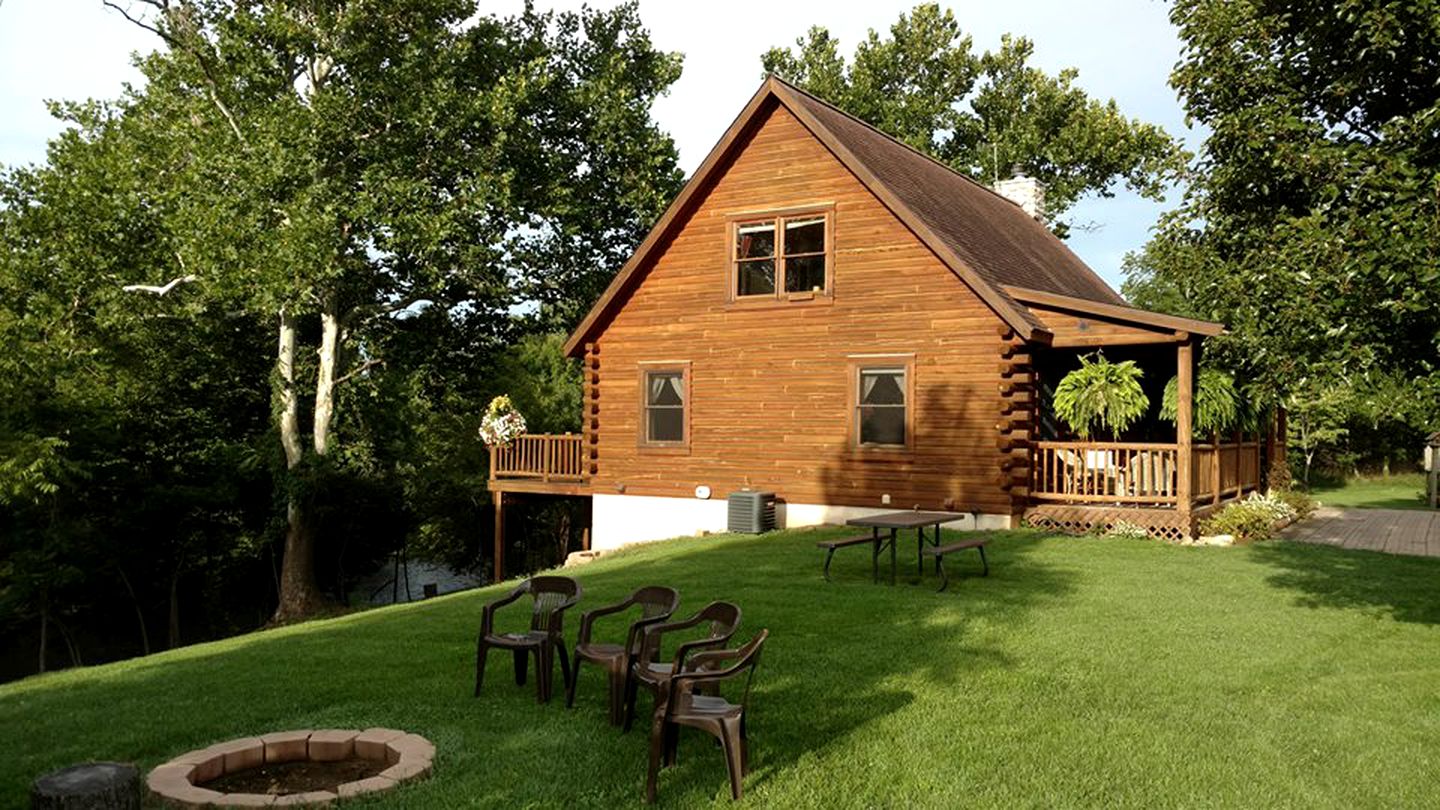 Riverside Log Cabin Perfect for a Secluded Getaway near Kalamazoo, Michigan