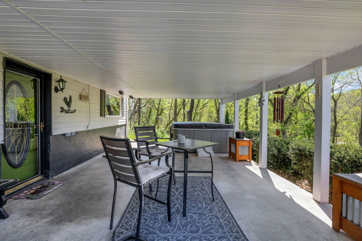 Serene Riverside Getaway with Hot Tub and Panoramic Views in Shenandoah, Virginia