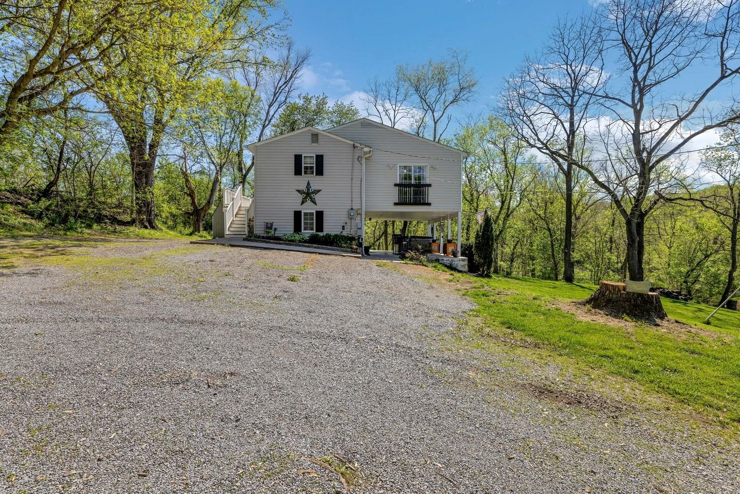 Serene Riverside Getaway with Hot Tub and Panoramic Views in Shenandoah, Virginia