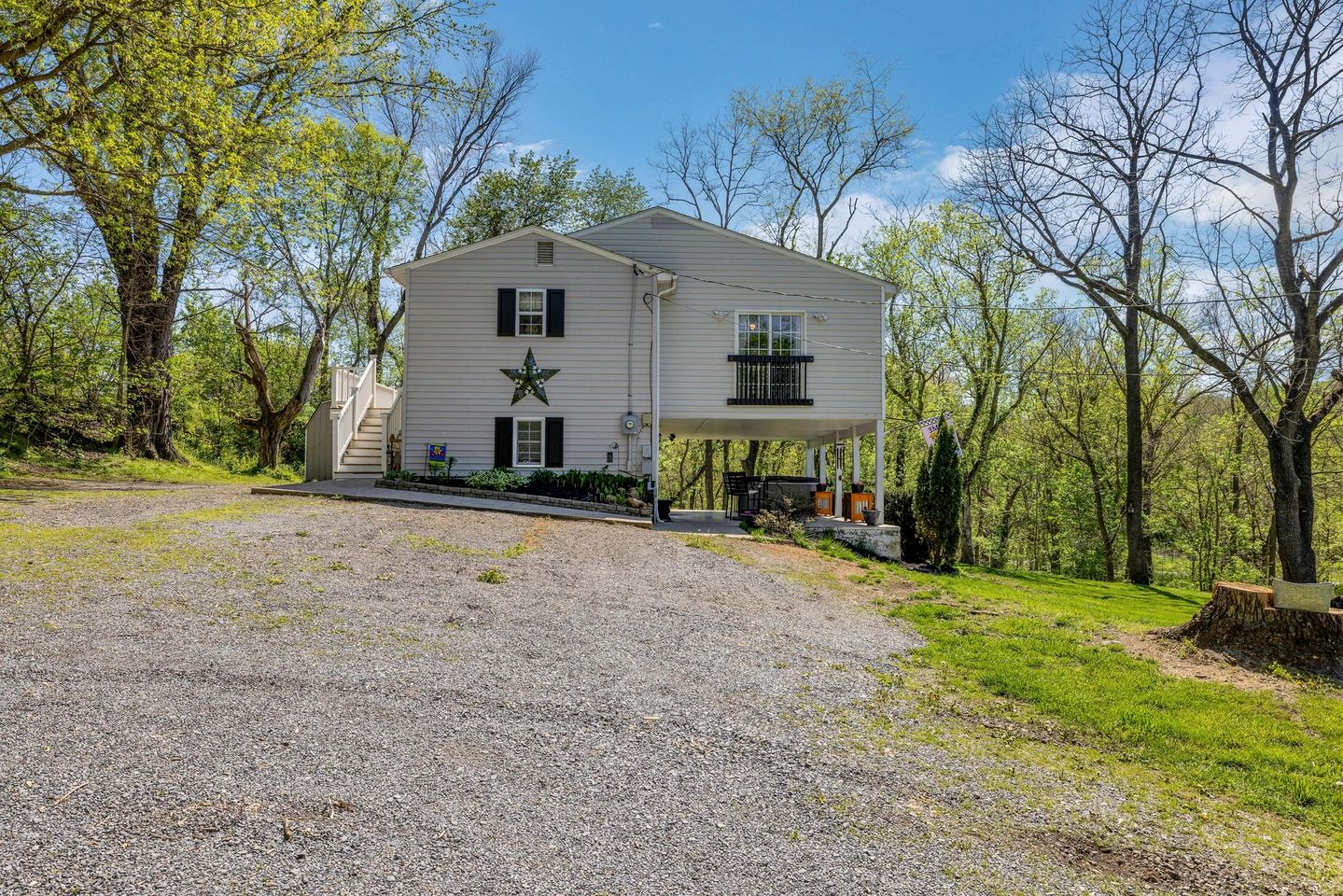 Serene Riverside Getaway with Hot Tub and Panoramic Views in Shenandoah, Virginia