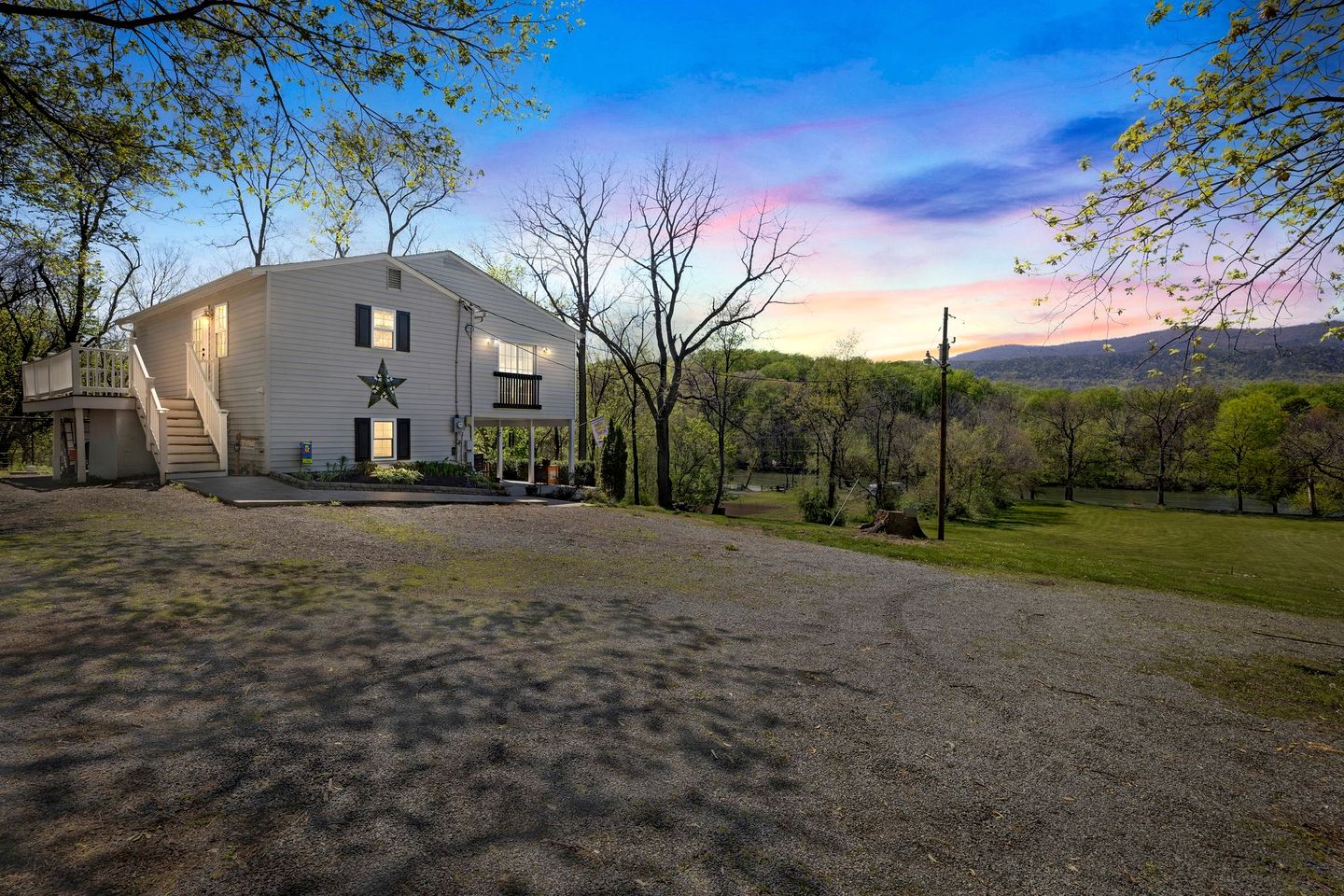 Serene Riverside Getaway with Hot Tub and Panoramic Views in Shenandoah, Virginia