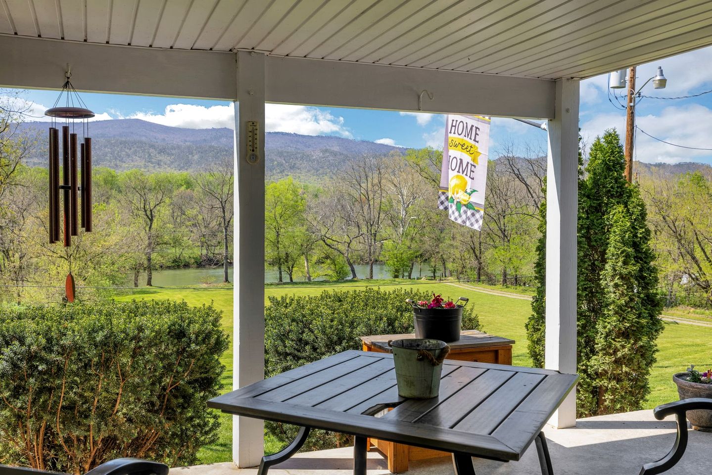 Serene Riverside Getaway with Hot Tub and Panoramic Views in Shenandoah, Virginia