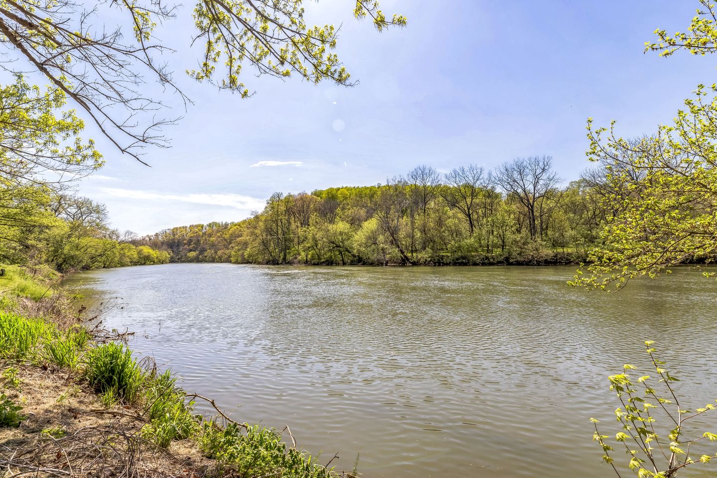 Serene Riverside Getaway with Hot Tub and Panoramic Views in Shenandoah, Virginia