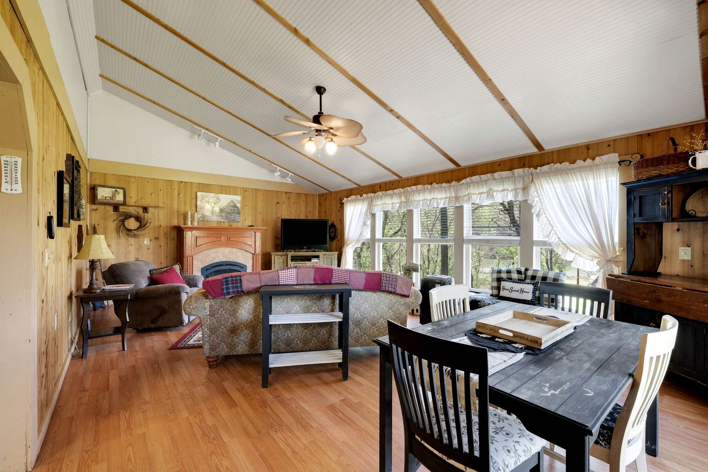 Serene Riverside Getaway with Hot Tub and Panoramic Views in Shenandoah, Virginia