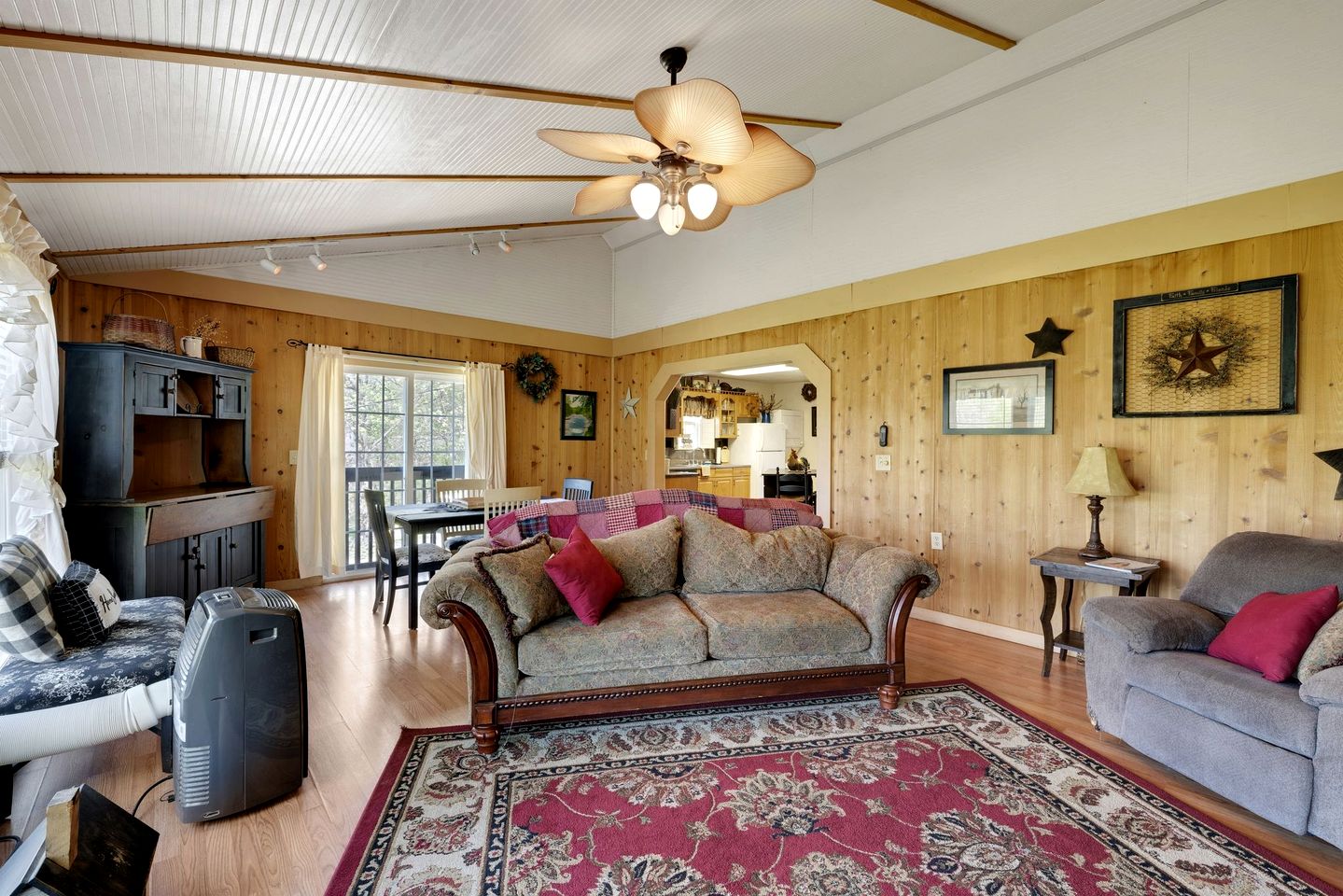 Serene Riverside Getaway with Hot Tub and Panoramic Views in Shenandoah, Virginia