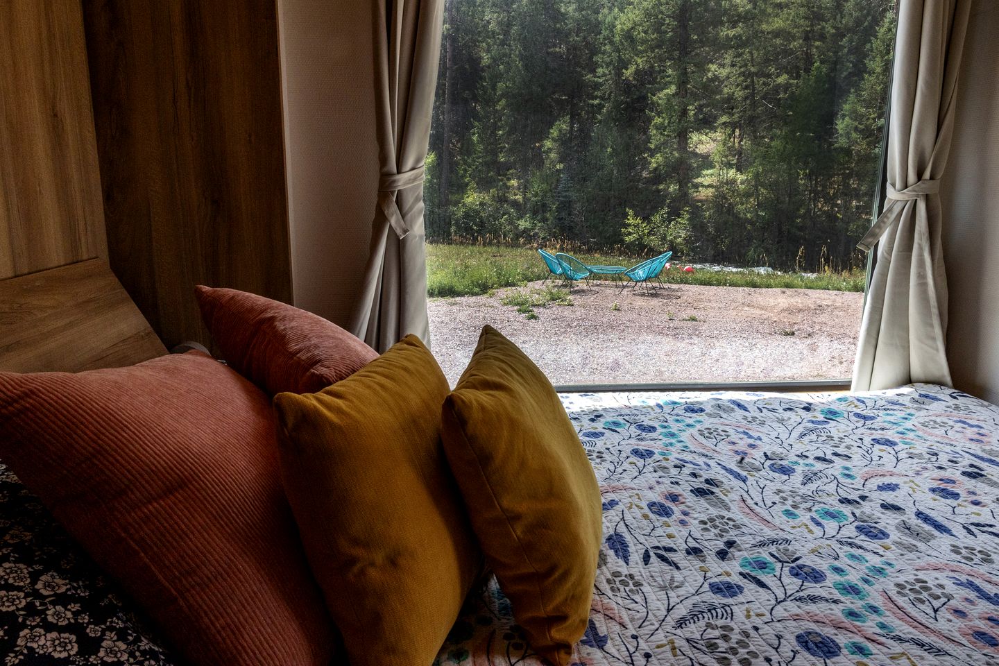 Cozy Riverside Tiny Home with Hot Tub & Sauna near Gold Medal River in Bailey, Colorado