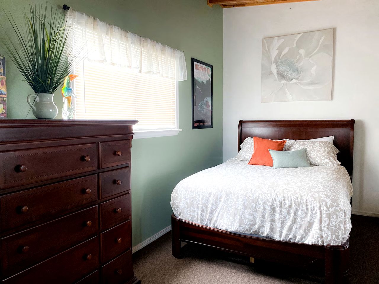 Charming Cabin with Kitchen and River Views, Perfect for a Glamping Retreat in Northern California