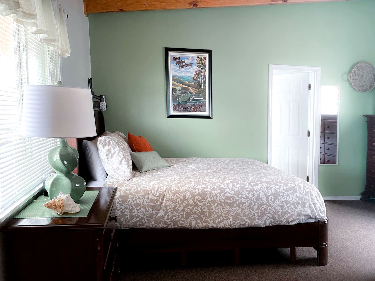 Charming Cabin with Kitchen and River Views, Perfect for a Glamping Retreat in Northern California