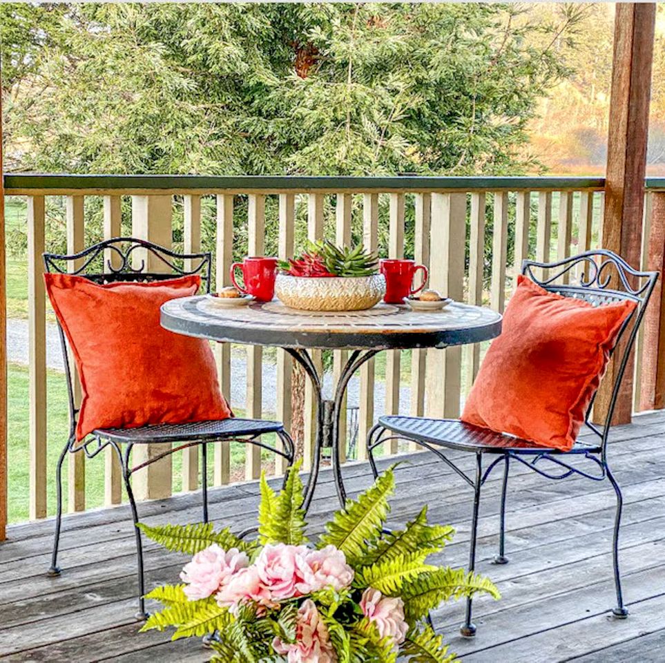 Charming Cabin with Kitchen and River Views, Perfect for a Glamping Retreat in Northern California