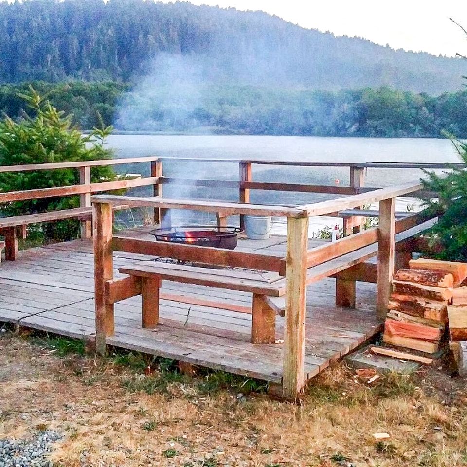 Charming Cabin with Kitchen and River Views, Perfect for a Glamping Retreat in Northern California
