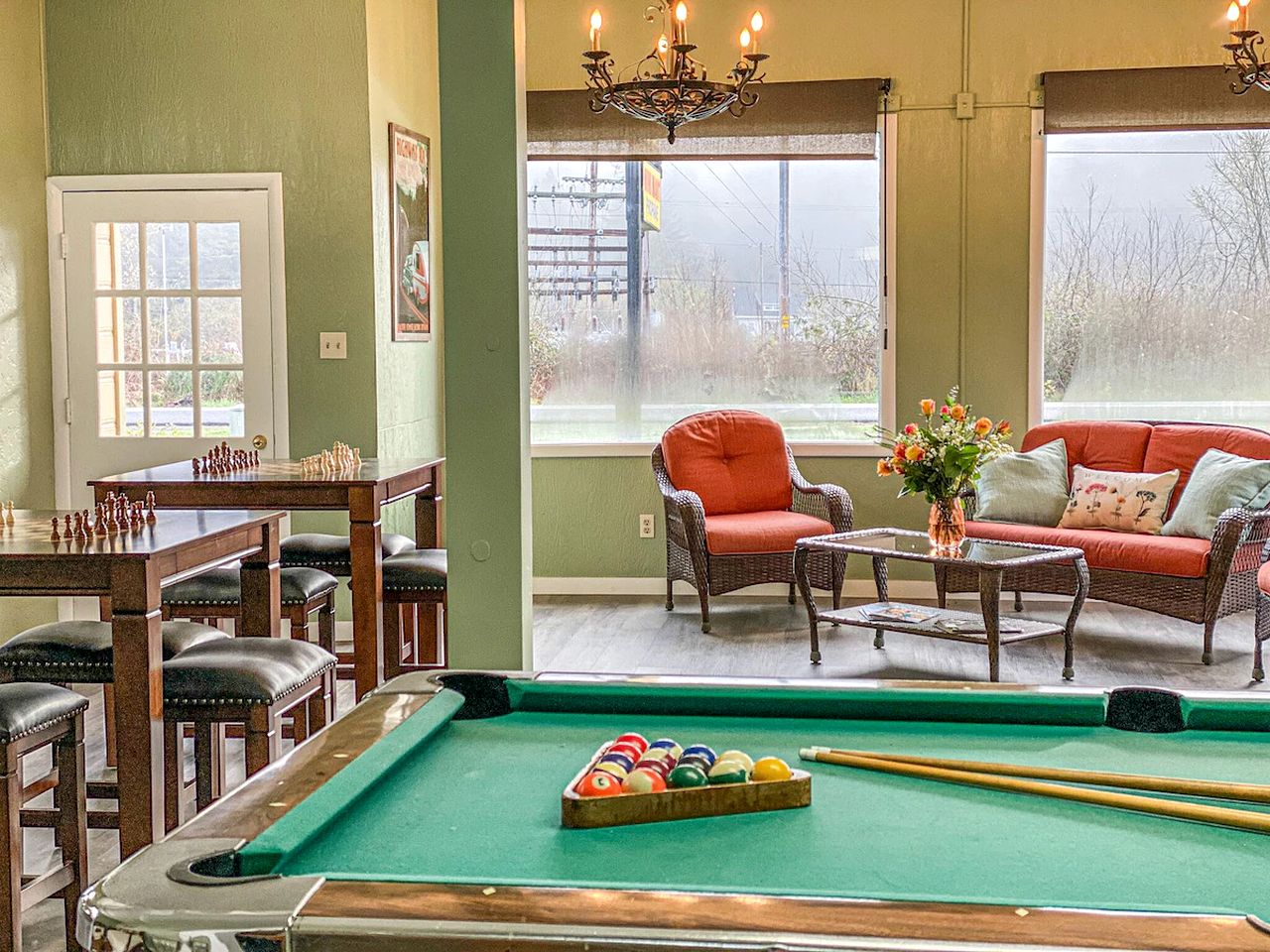 Charming Cabin with Kitchen and River Views, Perfect for a Glamping Retreat in Northern California