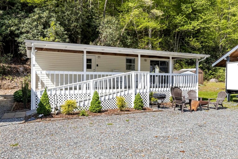 Gorgeous Tiny House with Stunning Lake Sights in Sylva, North Carolina