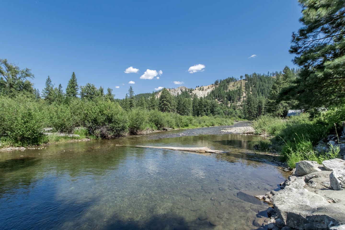 Beautiful Log Cabin with Hot Tub on Deck and Luxury Amenities for Large Groups and Families on Wenatchee River, Washington