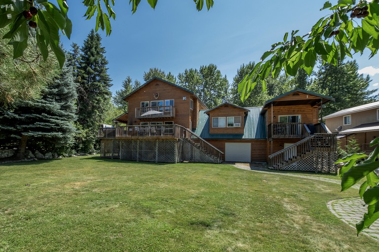 Beautiful Log Cabin with Hot Tub on Deck and Luxury Amenities for Large Groups and Families on Wenatchee River, Washington