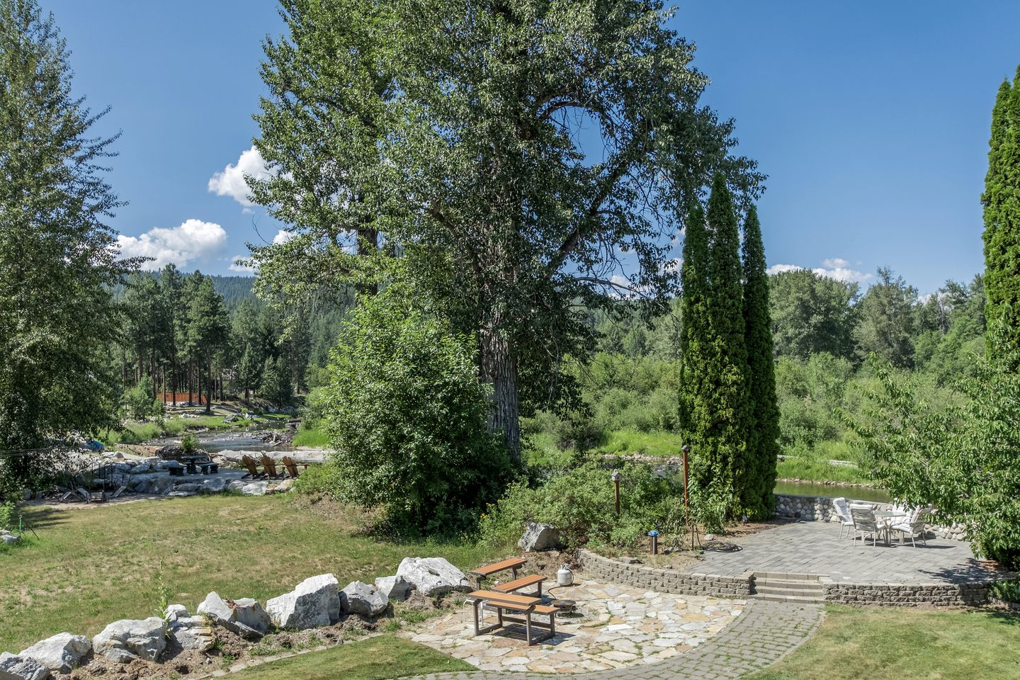 Beautiful Log Cabin with Hot Tub on Deck and Luxury Amenities for Large Groups and Families on Wenatchee River, Washington