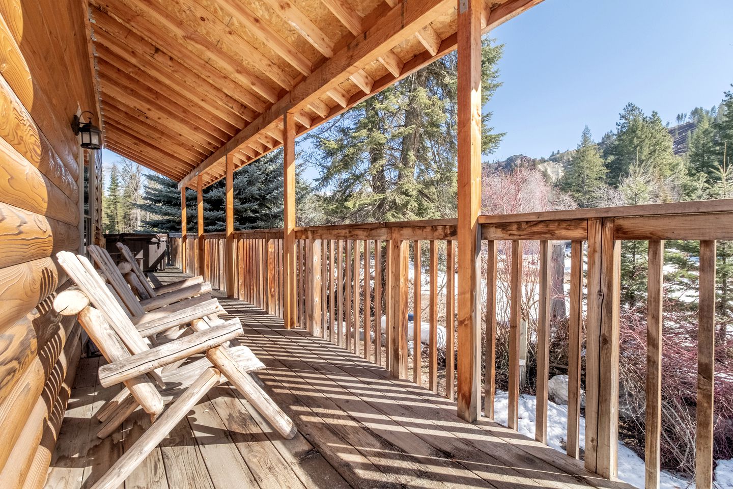 Beautiful Log Cabin with Hot Tub on Deck and Luxury Amenities for Large Groups and Families on Wenatchee River, Washington