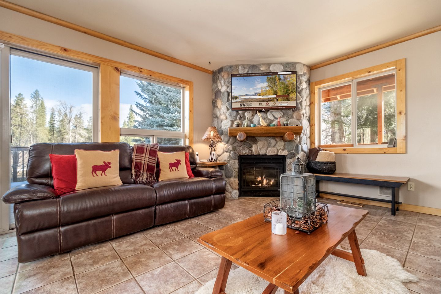 Beautiful Log Cabin with Hot Tub on Deck and Luxury Amenities for Large Groups and Families on Wenatchee River, Washington