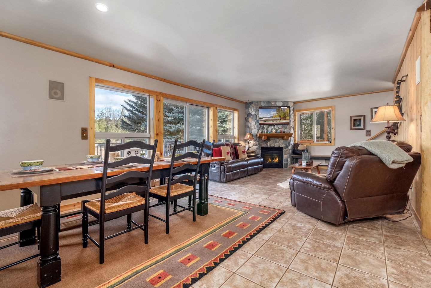 Beautiful Log Cabin with Hot Tub on Deck and Luxury Amenities for Large Groups and Families on Wenatchee River, Washington
