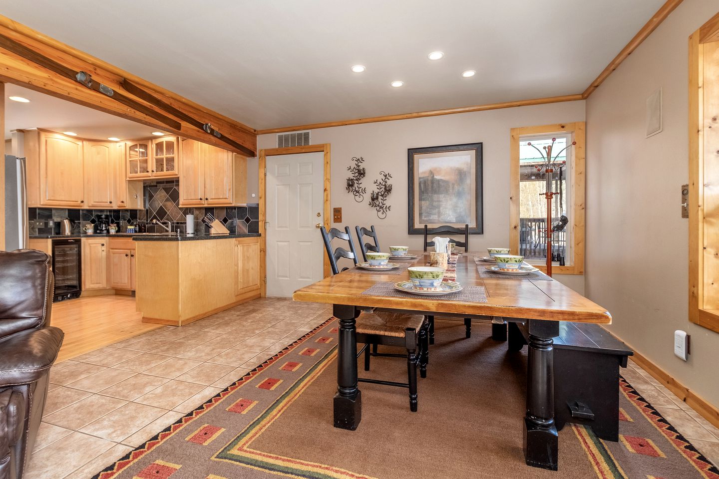 Beautiful Log Cabin with Hot Tub on Deck and Luxury Amenities for Large Groups and Families on Wenatchee River, Washington