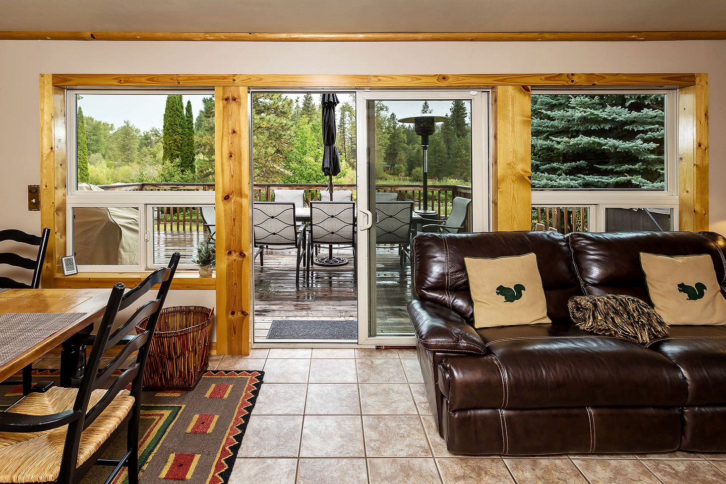 Beautiful Log Cabin with Hot Tub on Deck and Luxury Amenities for Large Groups and Families on Wenatchee River, Washington